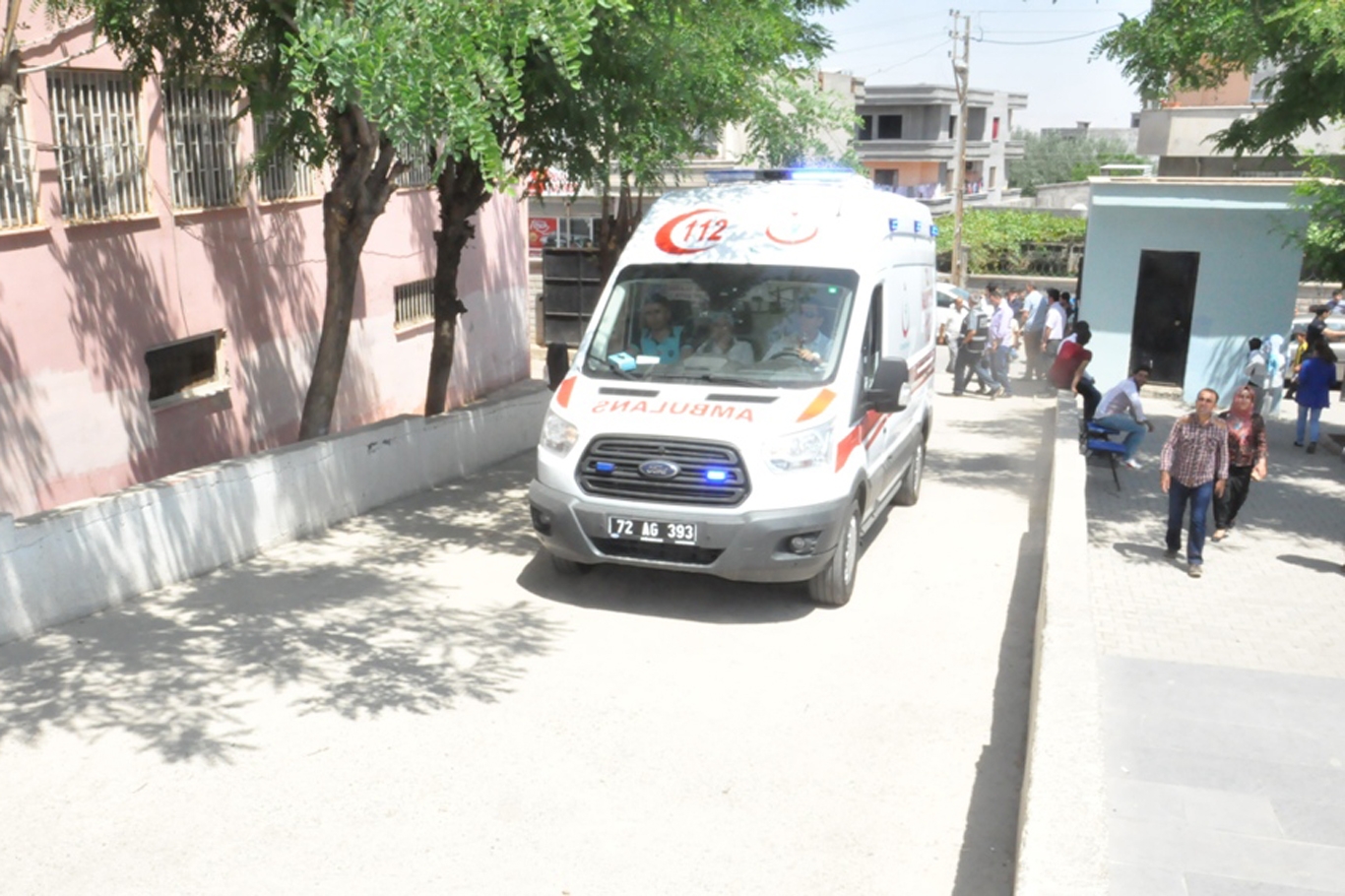 105 yaşındaki kadın oy kullanacağı okula ambulansla getirildi 105 yaşındaki kadın oy kullanacağı okula ambulansla getirildi